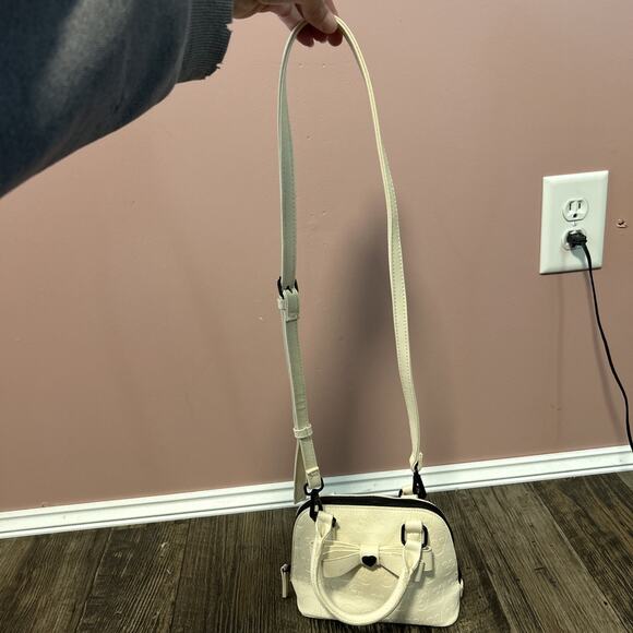 Betsy Johnson Embossed Skull Purse Ivory Mini Crossbody Bag Handbag Bow - Picture 8 of 9